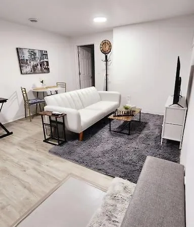 Newly Renovated One Bedroom Unit Usa Side